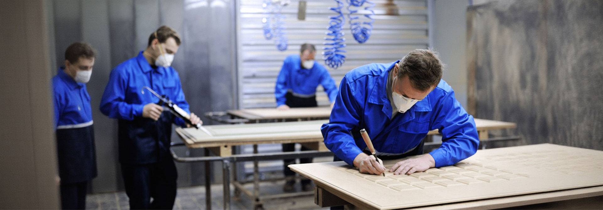 Рабочие на производстве дверей