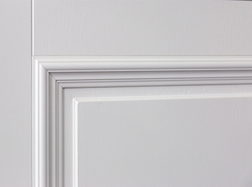 Рабочие на производстве дверей