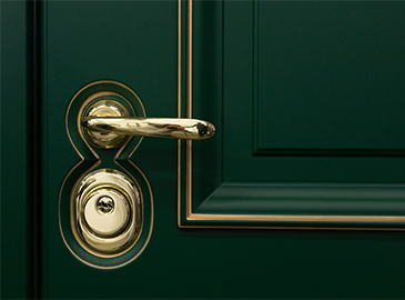 Рабочие на производстве дверей