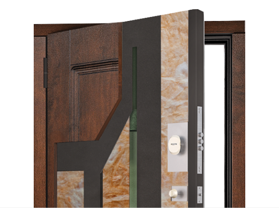 Рабочие на производстве дверей