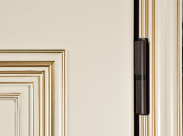 Рабочие на производстве дверей